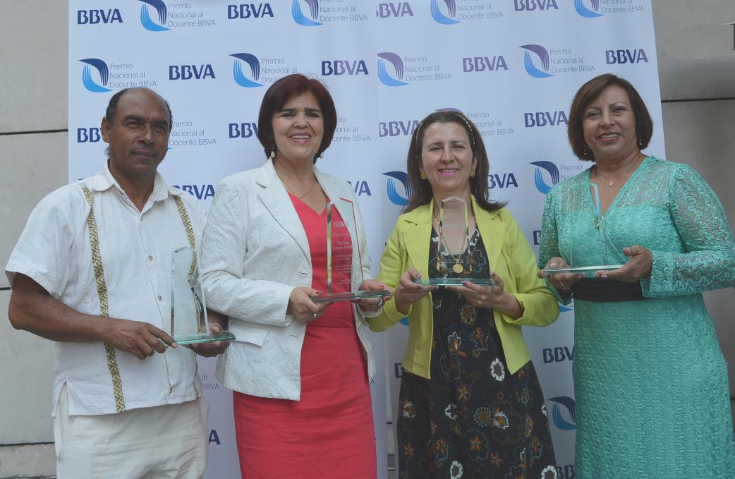 Profesores recibiendo el Premio al Docente Fotografía de profesores recibiendo el Premio al Docente