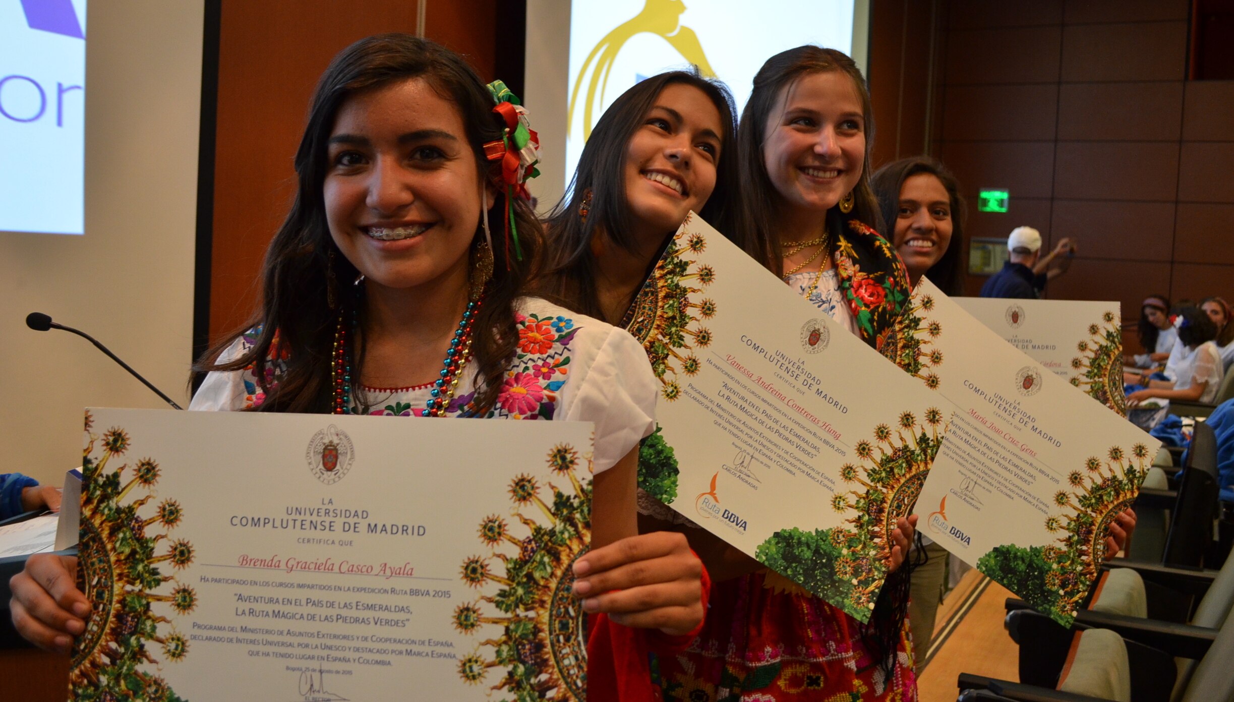 Los 180 ruteros recibieron sus títulos expedidos por la Universidad Complutense, de Madrid, en el recinto de la Universidad de Los Andes. Fotografía de los ruteros recibiendo diploma de la Universidad Cumpletence de Madrid