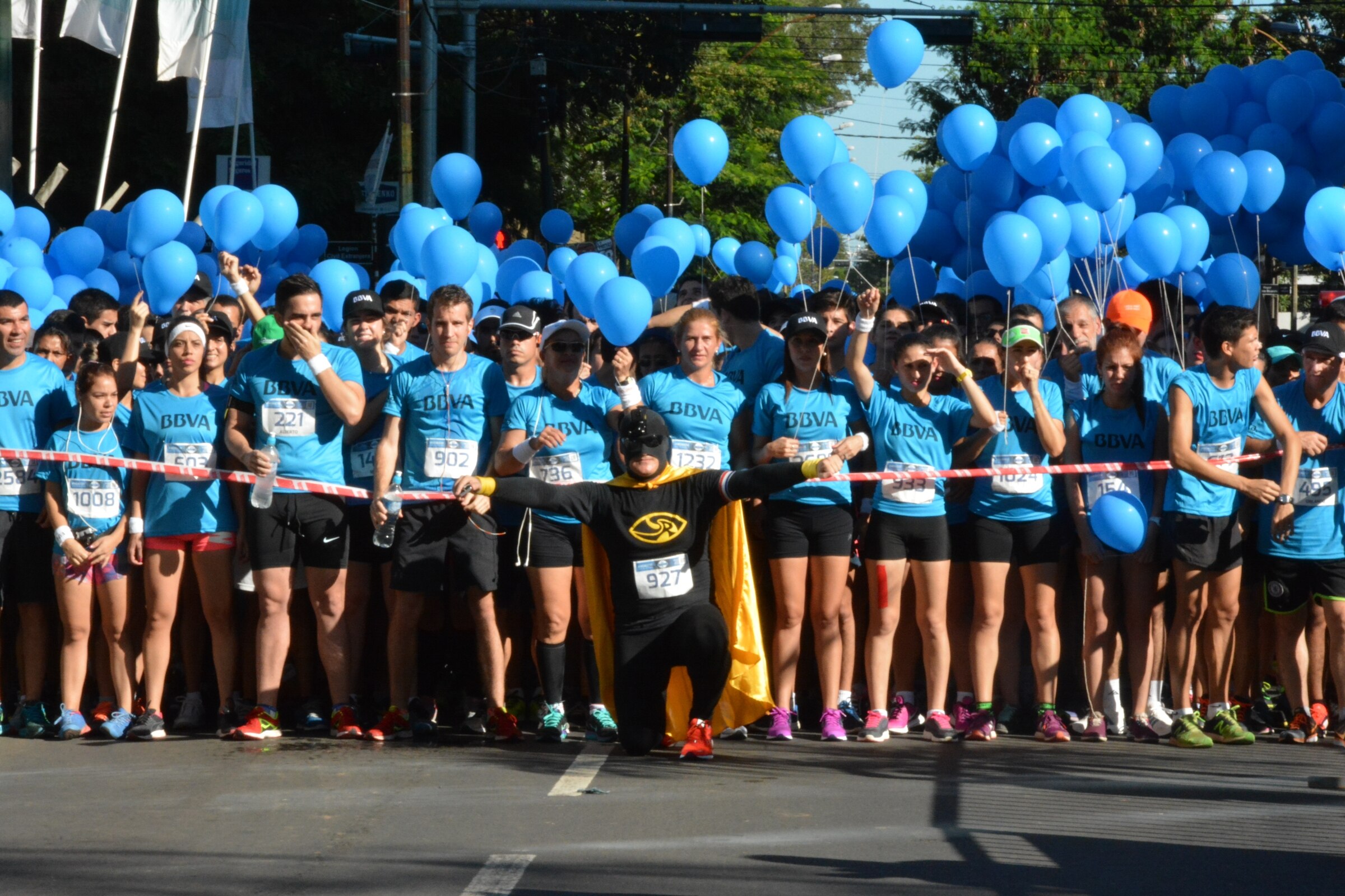 Fotografía momento de salida de carrera Marea Azul de BBVA Paraguay Fotografía carrera Marea Azul de BBVA Paraguay