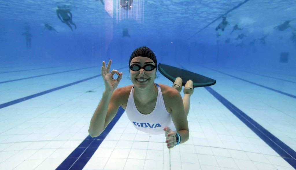 Sofía Gómez Uribe, apneista profesional colombiana patrocinada por BBVA Fotografía de Sofia Gomez Uribe, apneista profesional saludando