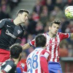 Remate de cabeza de Aduriz durante un partido de la Liga BBVA