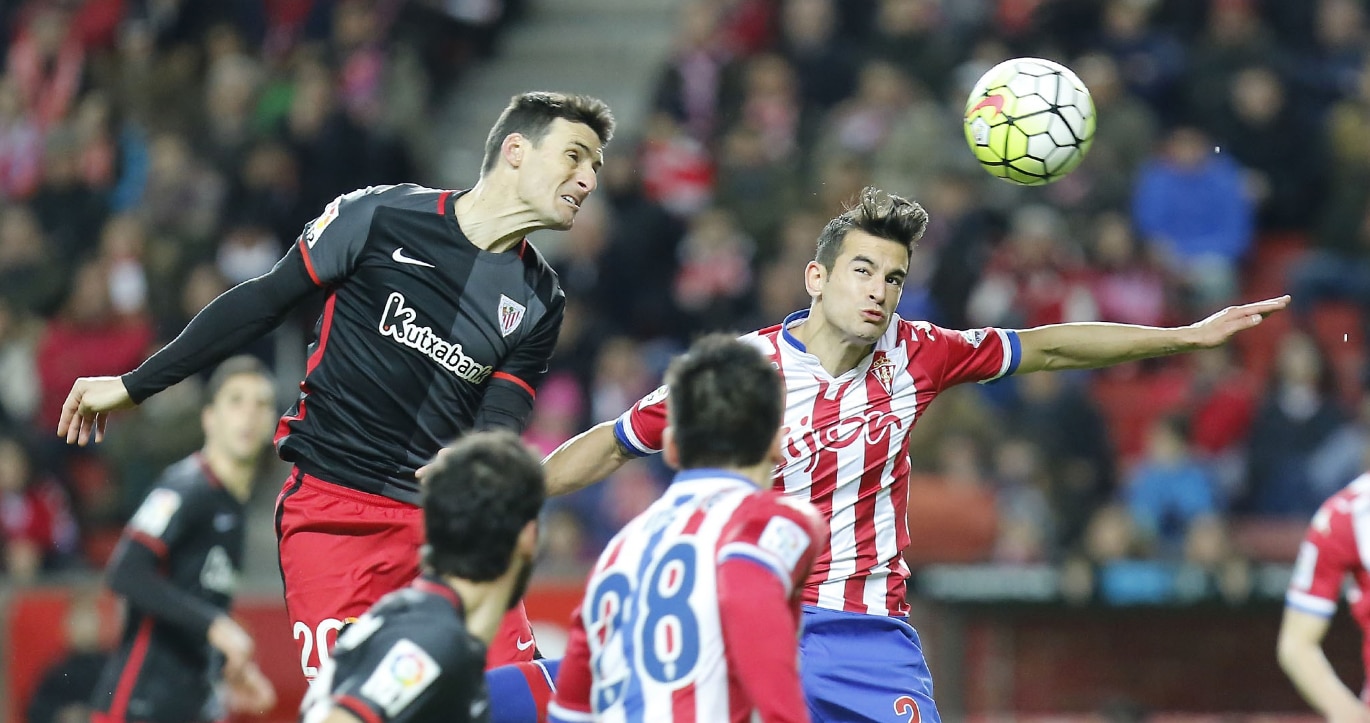 Remate de cabeza de Aduriz durante un partido de la Liga BBVA Remate de cabeza de Aduriz durante un partido de la Liga BBVA