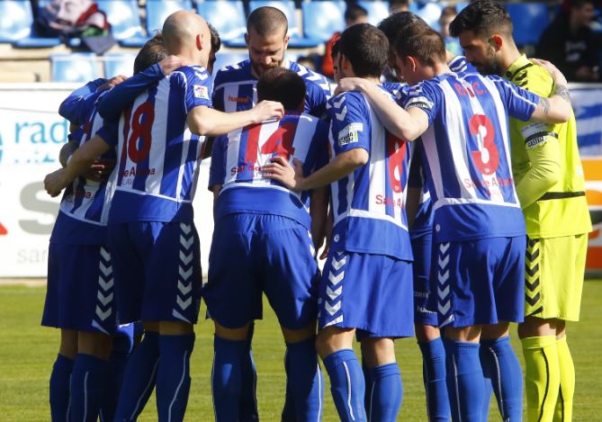 Los jugadores del Alavés, juntos antes de un partido de la Liga Adelante | Foto: LaLiga