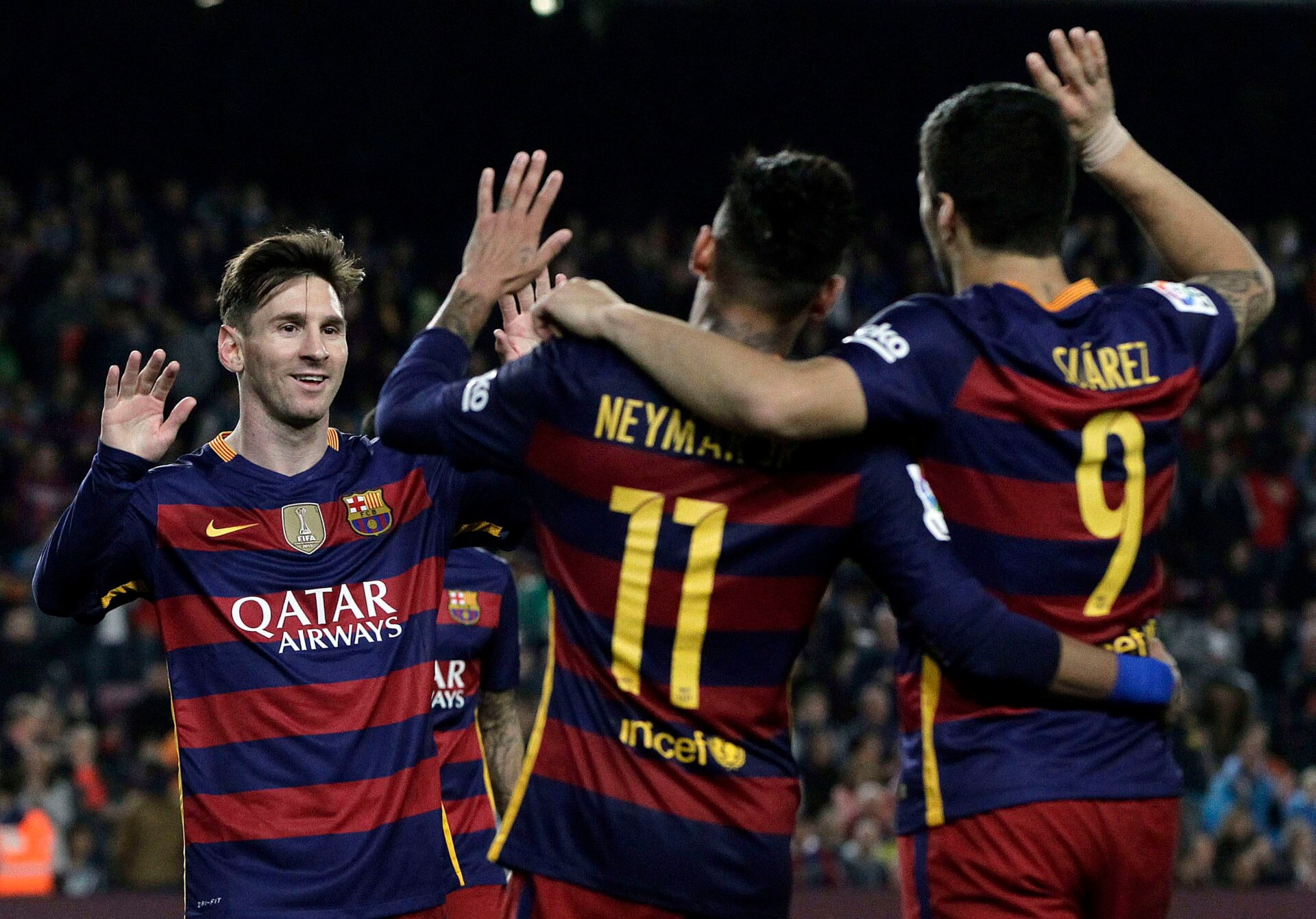 Los jugadores del F. C. Barcelona, (i-d) el argentino Leo Messi, el uruguayo Luis Suárez y el brasileño Neymar, celebran el cuarto gol del equipo blaugrana, durante un partido de la Liga BBVA