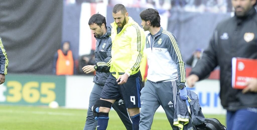 Benzema se retira lesionado en el partido de Liga BBVA en Vallecas Benzema se retira lesionado en el partido de Liga BBVA en Vallecas