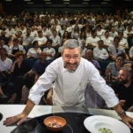 Fotografía de Joan Roca impartiendo una masterclass en la Escuela de Hostelería de Estambul durante la Gira BBVA- El Celler de Can Roca 2015