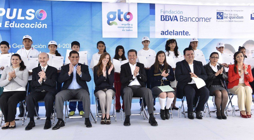 foto-entrega-de-becas-por-los-que-se-quedan-y-adelante-bbva foto-entrega-de-becas-por-los-que-se-quedan-y-adelante-bbva