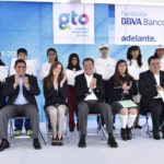 foto-entrega-de-becas-por-los-que-se-quedan-y-adelante-bbva