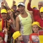 Garbiñe celebra el triunfo con la afición española en Stuttgart