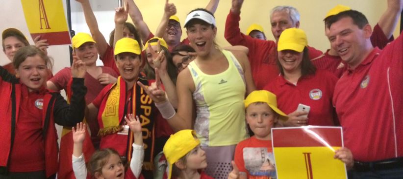 Garbiñe celebra el triunfo con la afición española en Stuttgart Garbiñe celebra el triunfo con la afición española en Stuttgart