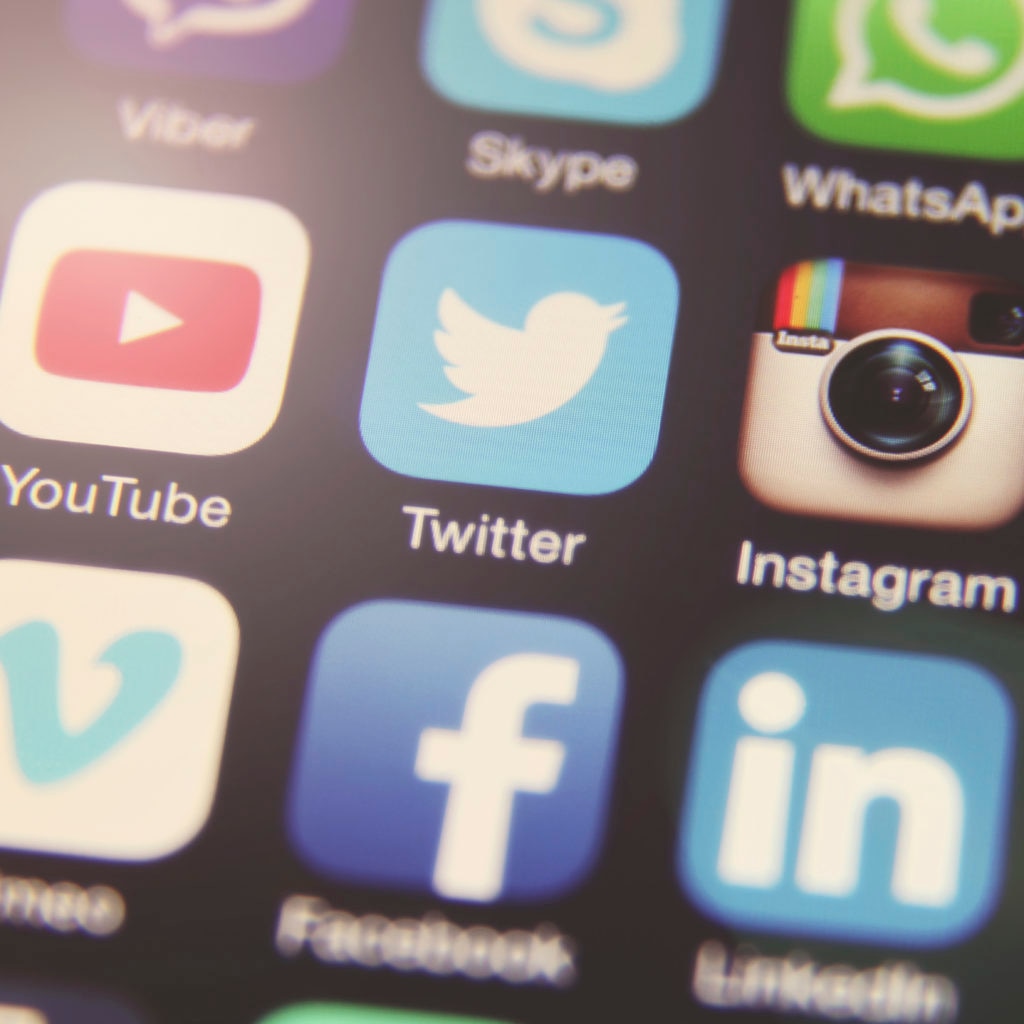 Iconos de Twitter, Instagram, Facebook en un móvil Fotografía de iconos apps redes sociales