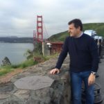 Fotografía de Josep Roca observa la bahía de San Francisco con el Golden Gate de fondo en el viaje de prospección de la Gira BBVA 2016