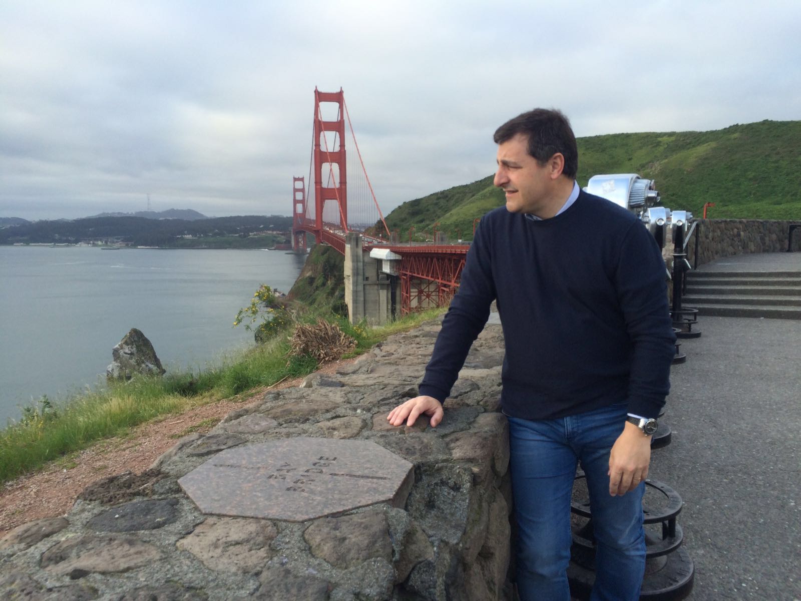 Josep Roca observa la bahía de San Francisco con el Golden Gate de fondo en el viaje de prospección de la Gira BBVA 2016 Fotografía de Josep Roca observa la bahía de San Francisco con el Golden Gate de fondo en el viaje de prospección de la Gira BBVA 2016