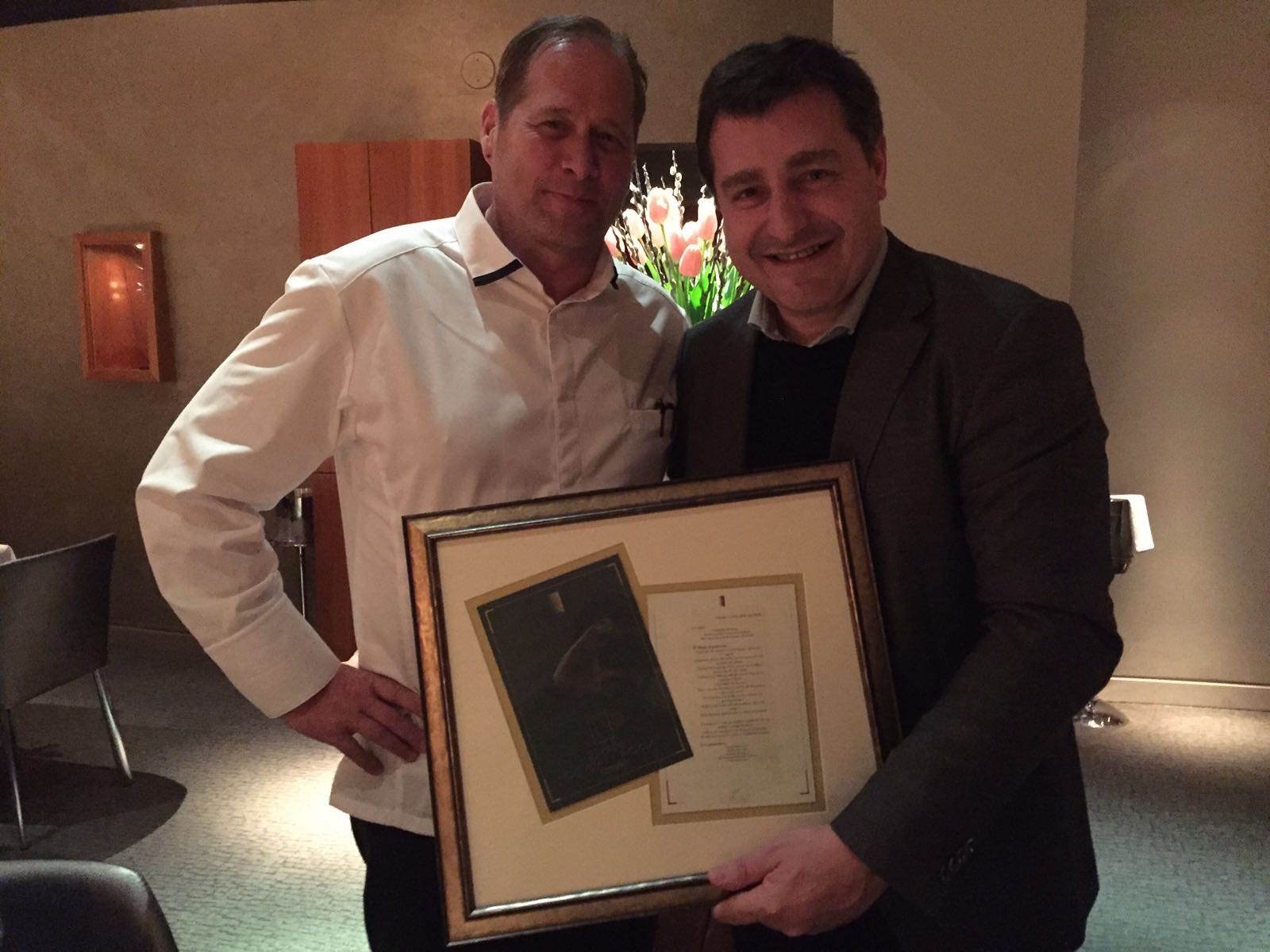 Josep Roca junto a David Kinch, chef del restaurante Manresa, que tiene colgada en la pared un menú enmarcado de El Celler del año 2000 Josep Roca junto a David Kinch, chef del restaurante Manresa, que tiene colgada en la pared un menú enmarcado de El Celler del año 2000