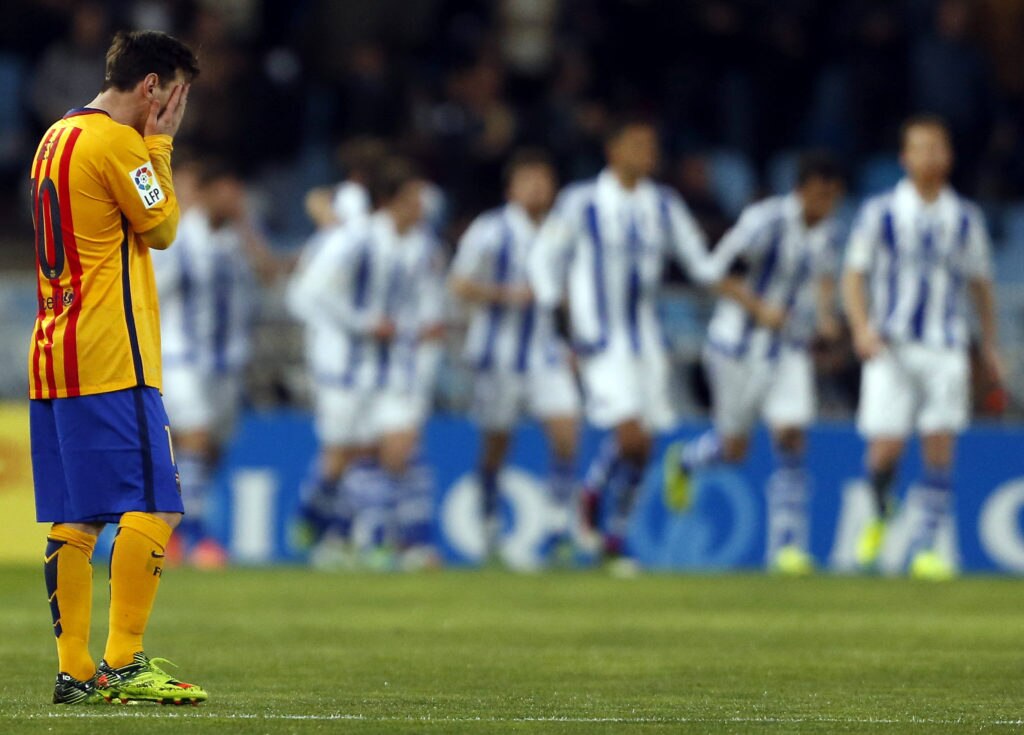 Messi se lamenta tras el tanto anotado por la Real Sociedad | Foto: EFE