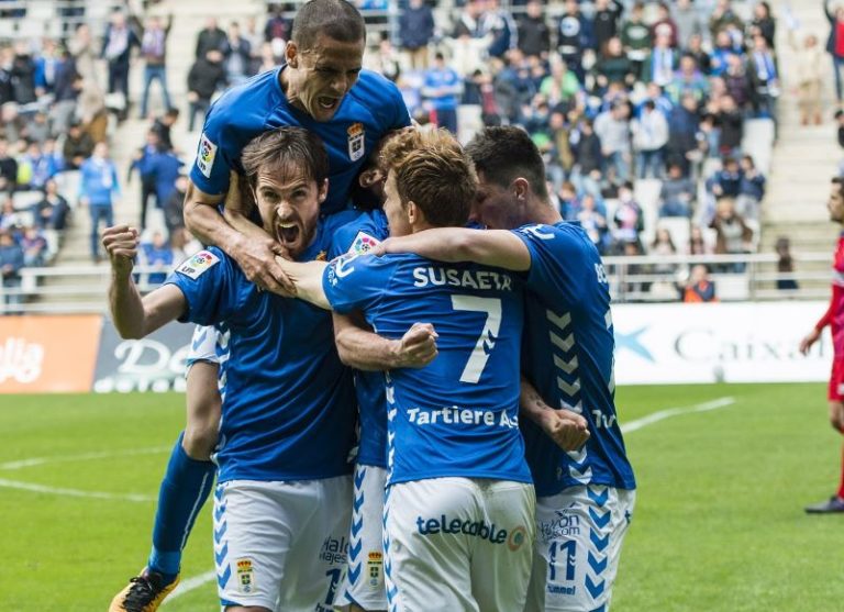 Los jugadores del Oviedo celebran un tanto en un partido de Liga Adelante | Foto: LaLiga