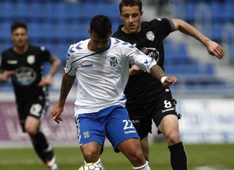 Jugadores del Tenerife y Lugo durante un partido de la Liga Adelante | Foto: LaLiga