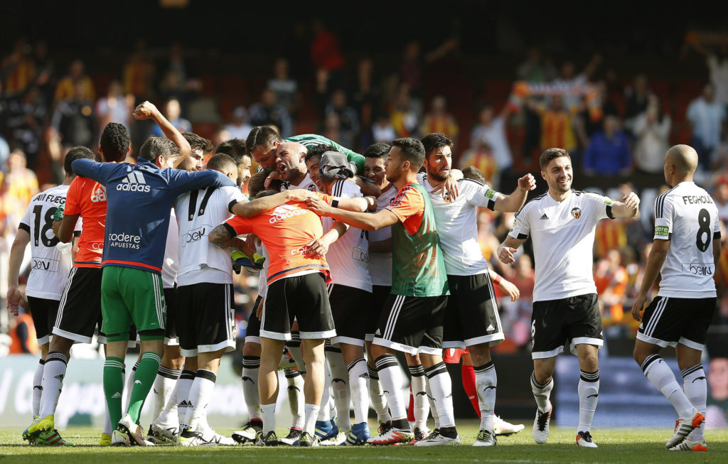 Los jugadores del Valencia celebran la victoria sobre el Sevilla (2-1) al finalizar el partido de la trigésima segunda jornada en Liga BBVA