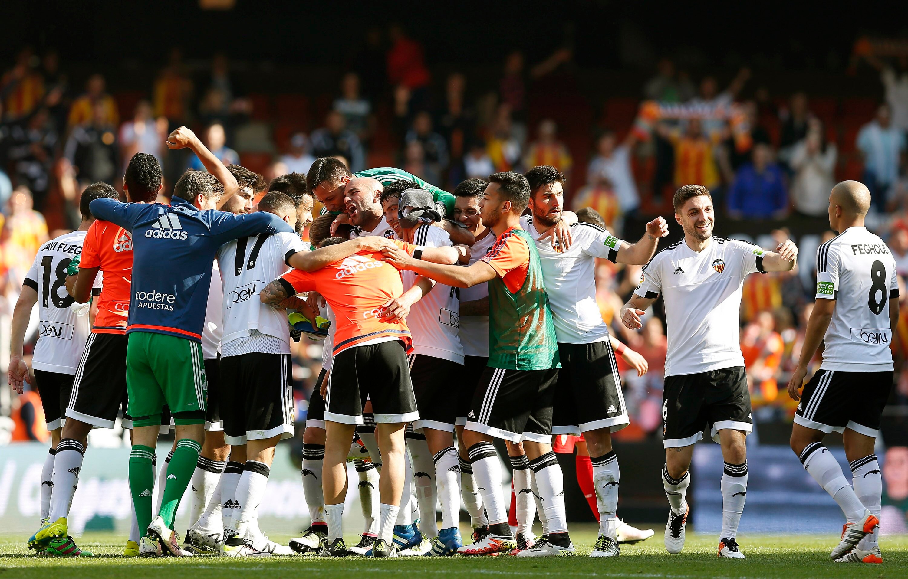 Los jugadores del Valencia celebran la victoria sobre el Sevilla (2-1) al finalizar el partido de la trigésima segunda jornada en Liga BBVA Los jugadores del Valencia celebran la victoria sobre el Sevilla (2-1) al finalizar el partido de la trigésima segunda jornada en Liga BBVA