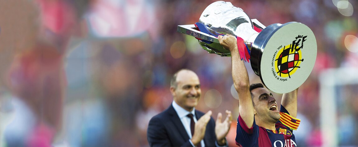 Xavi levanta una de las Ligas BBVA logradas por el Barcelona