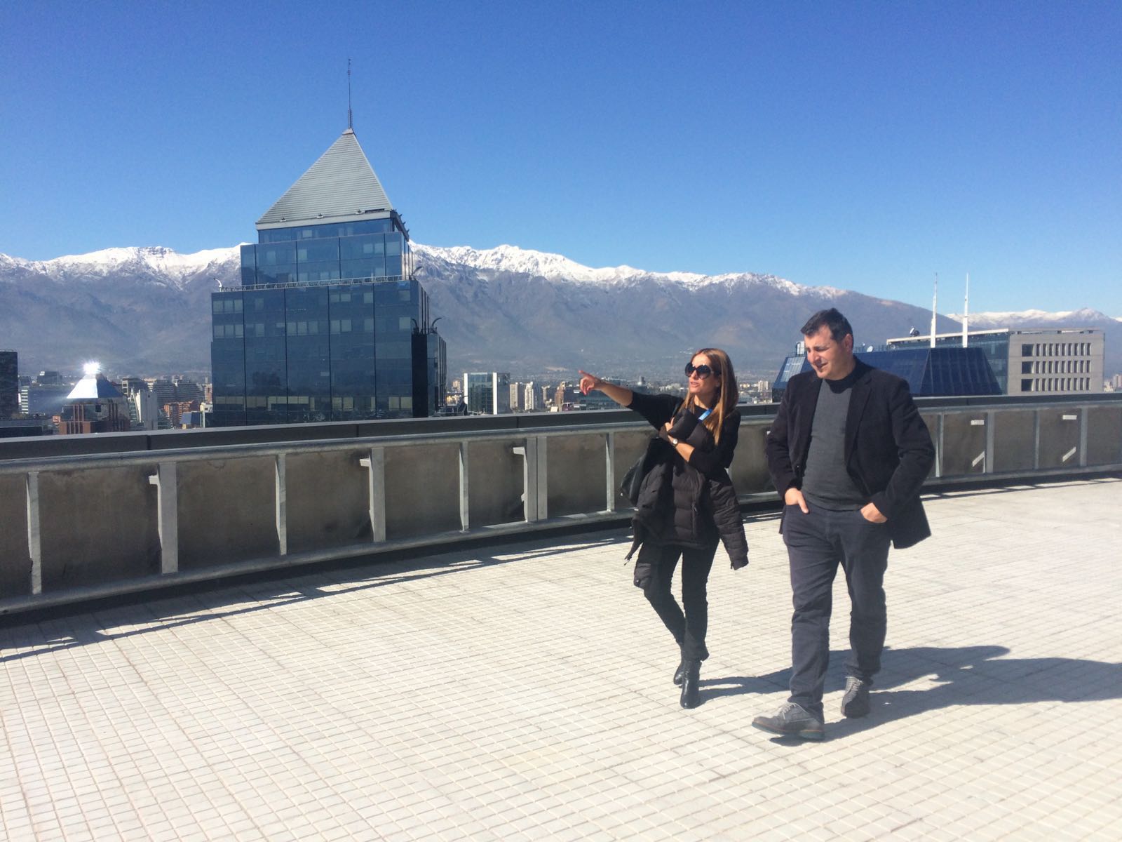 Fotografía de Josep Roca visitando las instalaciones de la Torre BBVA en Santiago de Chile. Al fondo, la cordillera de Los Andes