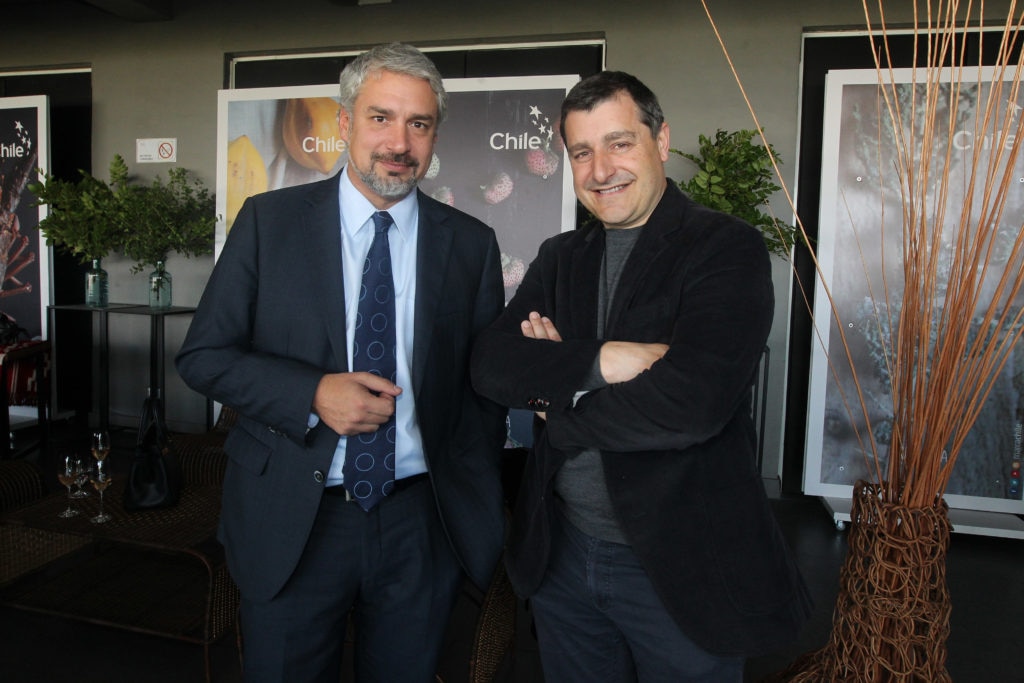 Durante su estadía en Chile, Josep Roca se reunió con el Ministro de Cultura Ernesto Ottone.
