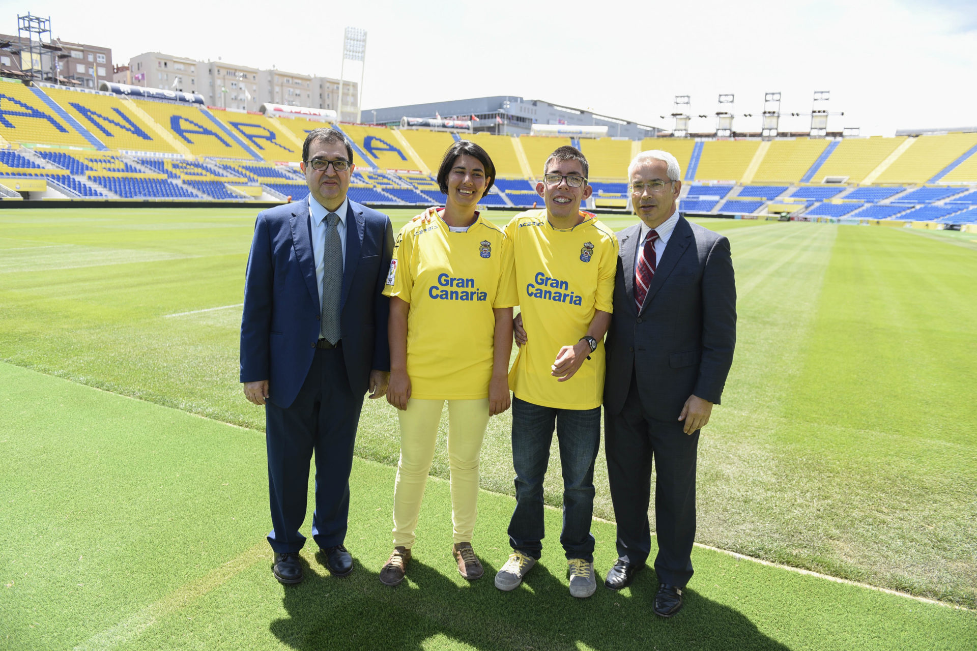 Unión Deportiva Las Palmas con BBVA y APAELP pisando el cesped de su estadio