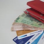 Cartera roja con billetes pesos y tarjetas BBVA Bancomer México