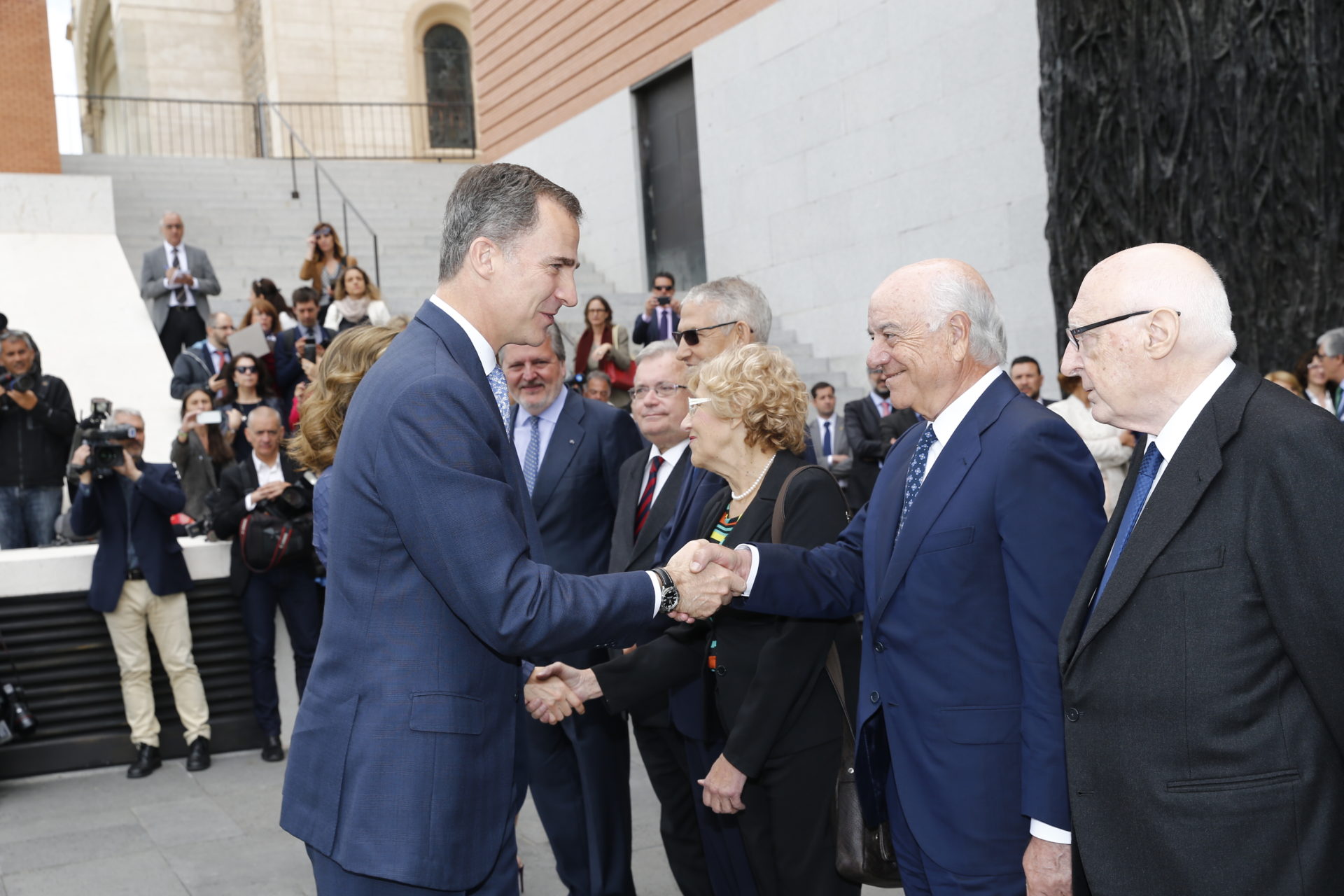 Imagen del rey Felipe VI saludando al presidente de BBVA