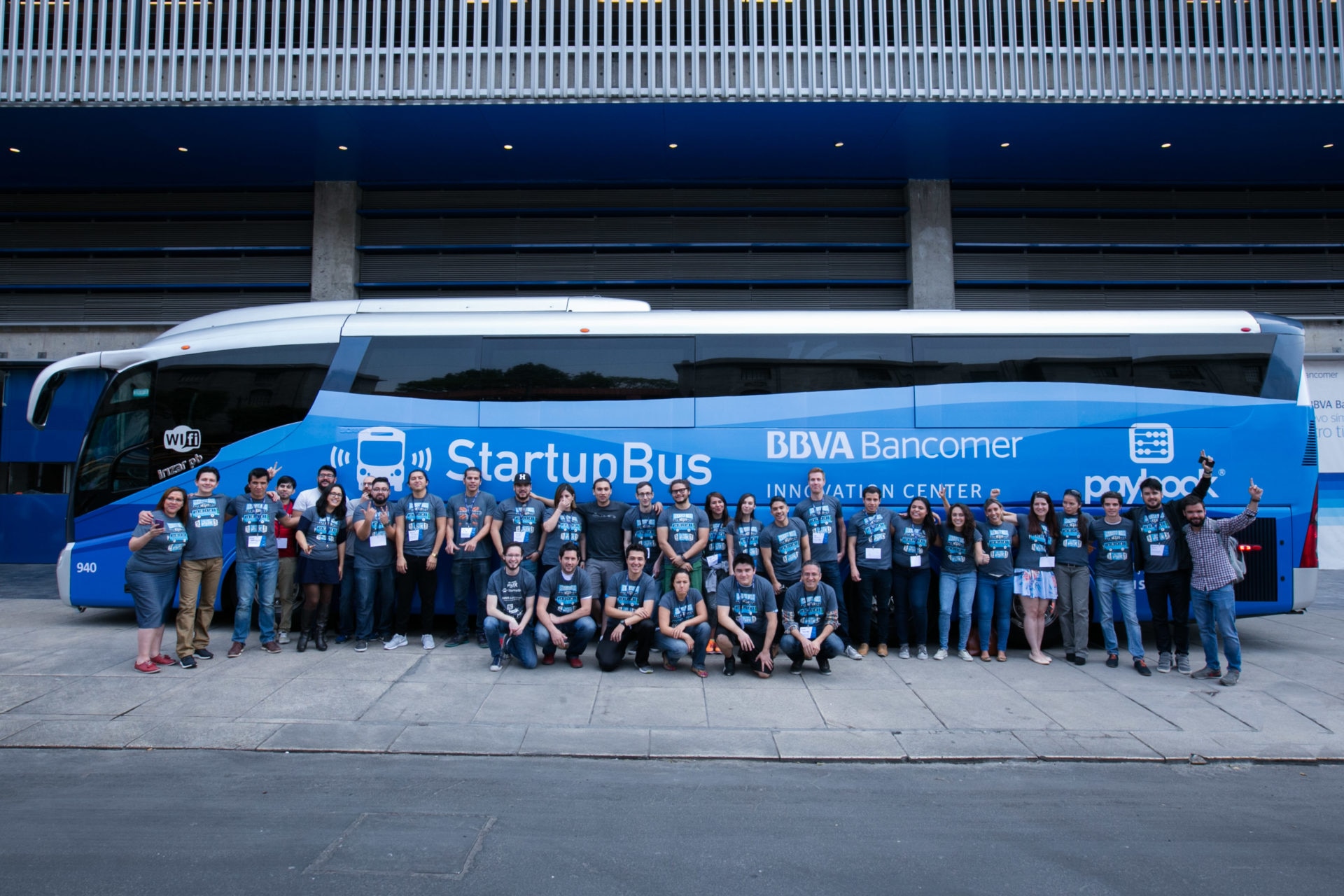 El Centro de Innovación de BBVA Bancomer patrocina el StartupBus México 2016 autobús1