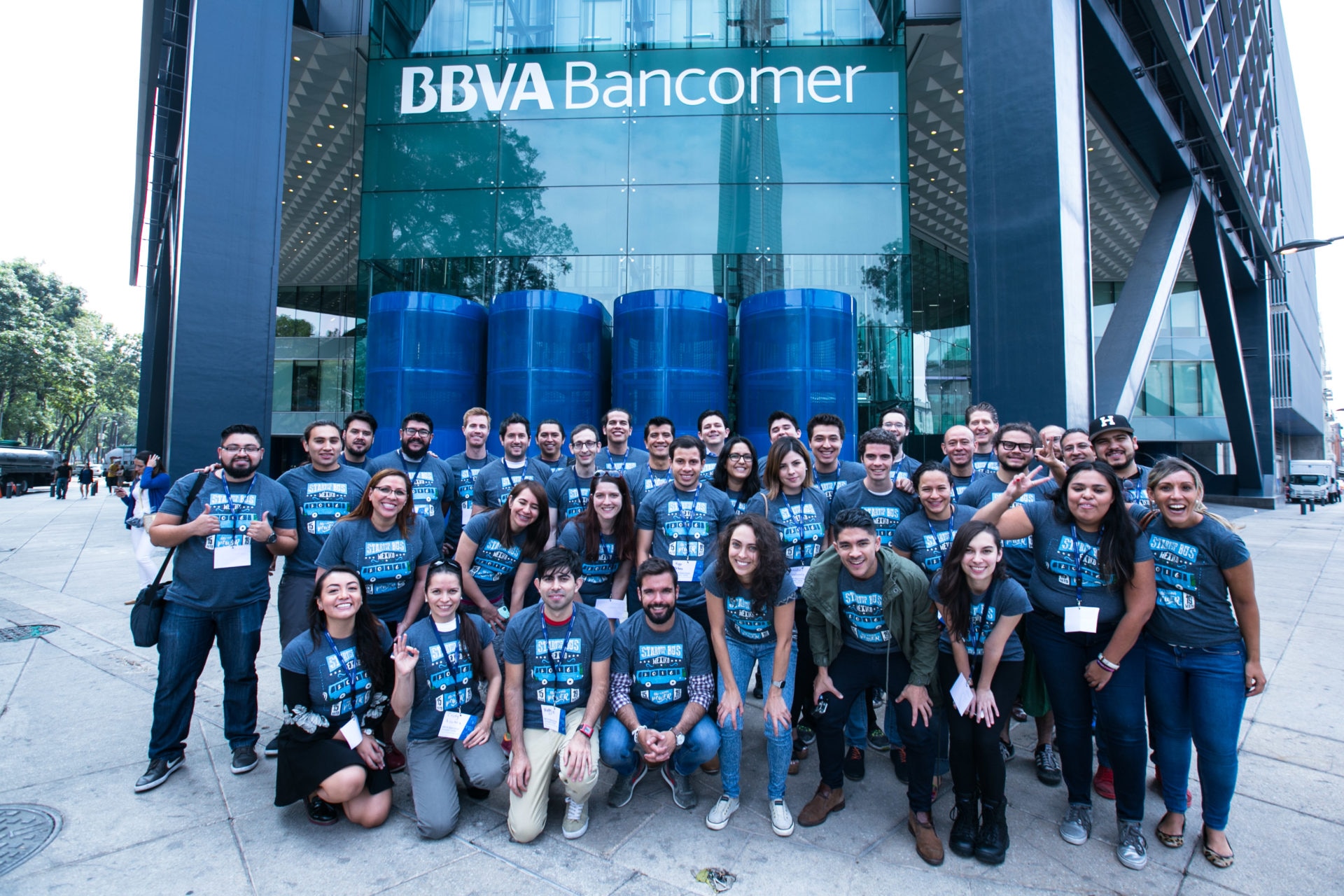 El Centro de Innovación BBVA Bancomer patrocina el StartupBus México 2016 equipo frente a Torre Bancomer