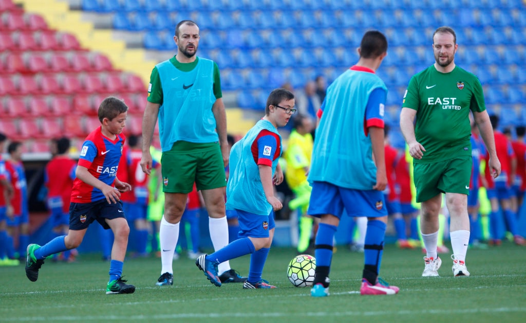 Luis Foix junto con otros empleados juegan con los niños de la Escuela de la Fundación Levante Empleados BBVA escuela partido Levante estadio