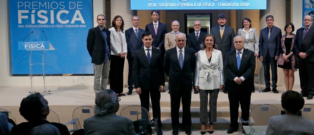 Francisco Gonzalez, junto a Carmen Vela, Jose Adolfo de Azcarraga y Rafael Pardo (Fundación BBVA), con los premiados Fotografía de Francisco Gonzalez, junto a Carmen Vela, Jose Adolfo de Azcarraga y Rafael Pardo, con los premiados