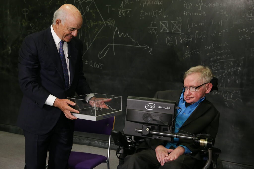 Imagen de Francisco González entregando a Stephen Hawking el Premio Fundación BBVA Fronteras del Conocimiento en el Centro de Estudios Matemáticos de la Universidad de Cambridge
