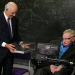 Imagen de Francisco González entregando a Stephen Hawking el Premio Fundación BBVA Fronteras del Conocimiento en el Centro de Estudios Matemáticos de la Universidad de Cambridge