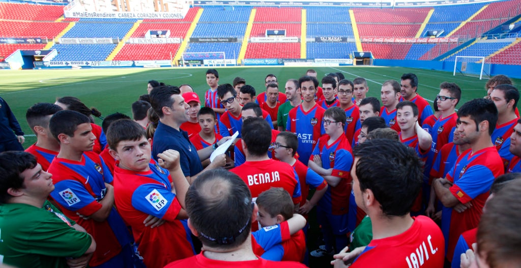 La Escuela de la Fundación Levante al completo en el estadio Ciutat de Valencia Chicos de la escuela Levante futbol inclusivo