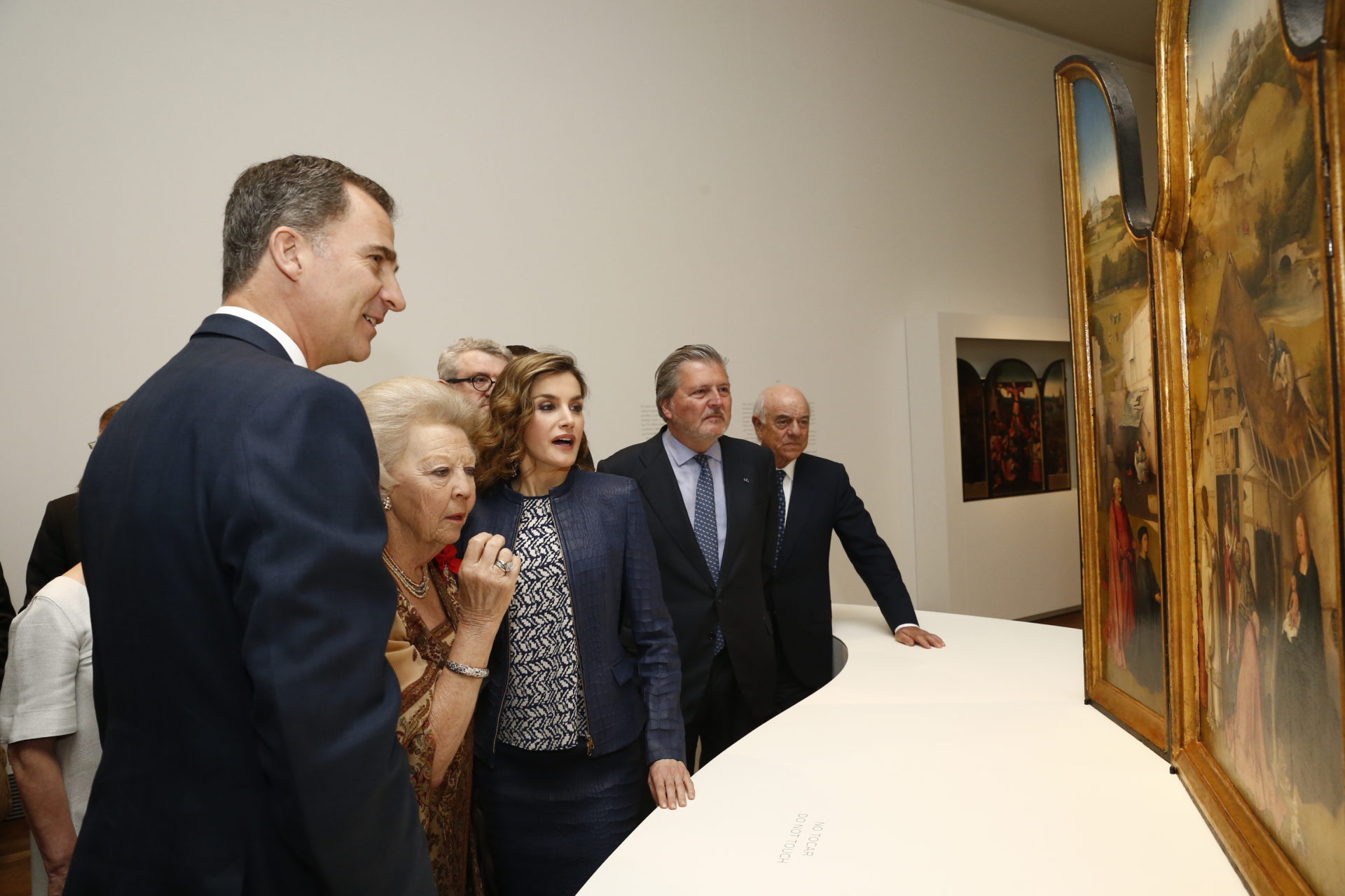 Los reyes de España, en la exposicion de El Bosco con el presidente de la Fundación BBVA