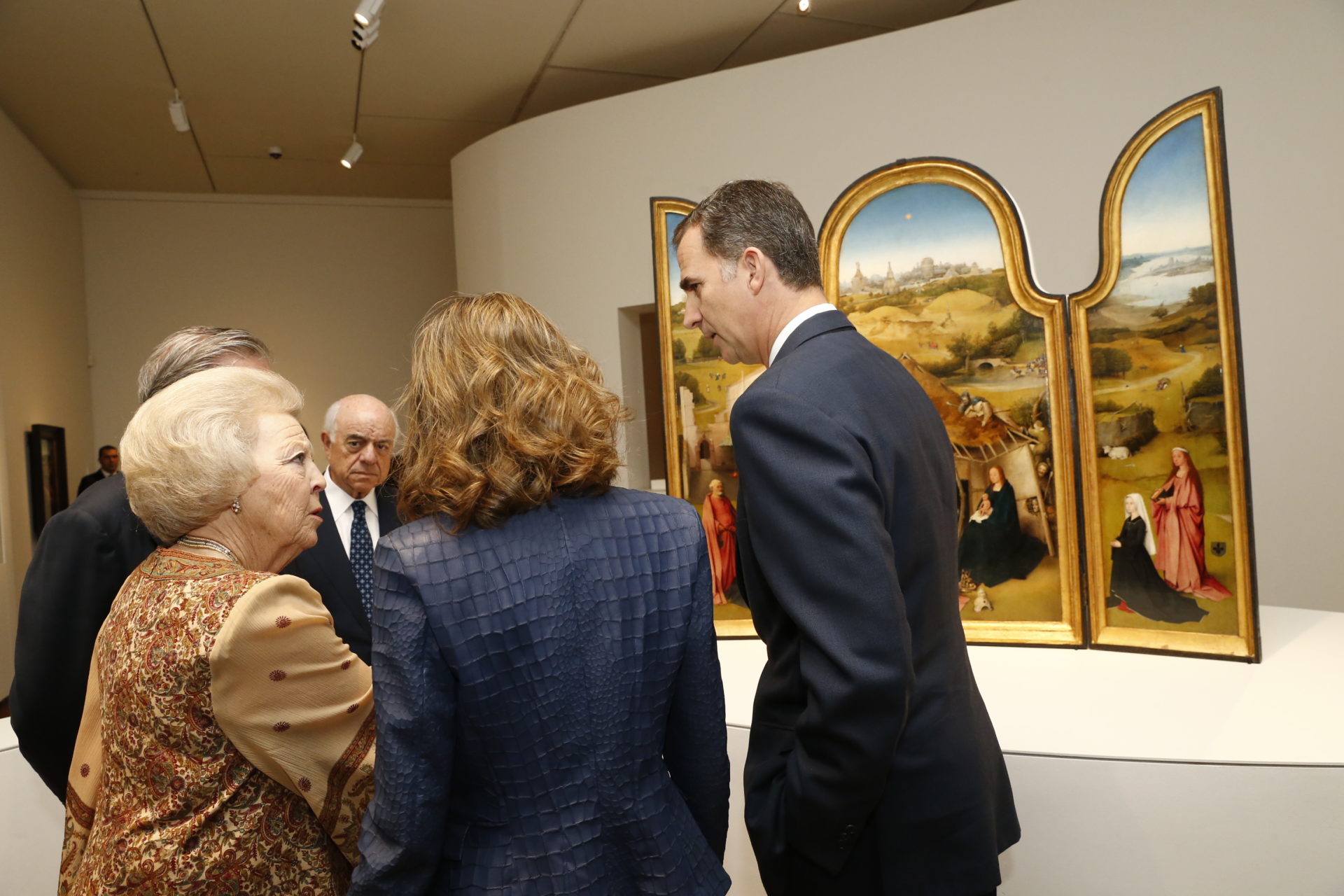 Imagen SS. MM. los Reyes, junto a la princesa Beatriz de Holanda y el presidente de BBVa en la inauguracion de la exposición del Bosco en el Museo del Prado