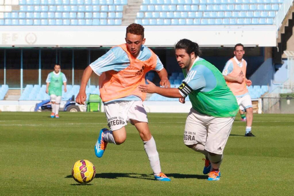 Empleados de BBVA y Down Galicia juegan un partido de fútbol Empleados de BBVA y Down Galicia juegan un partido de fútbol