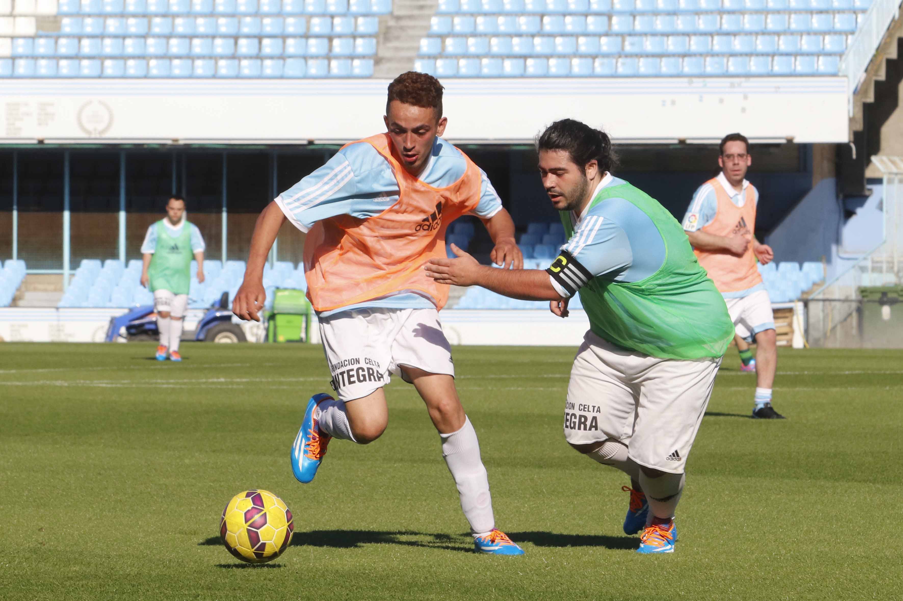 Empleados de BBVA y Down Galicia juegan un partido de fútbol