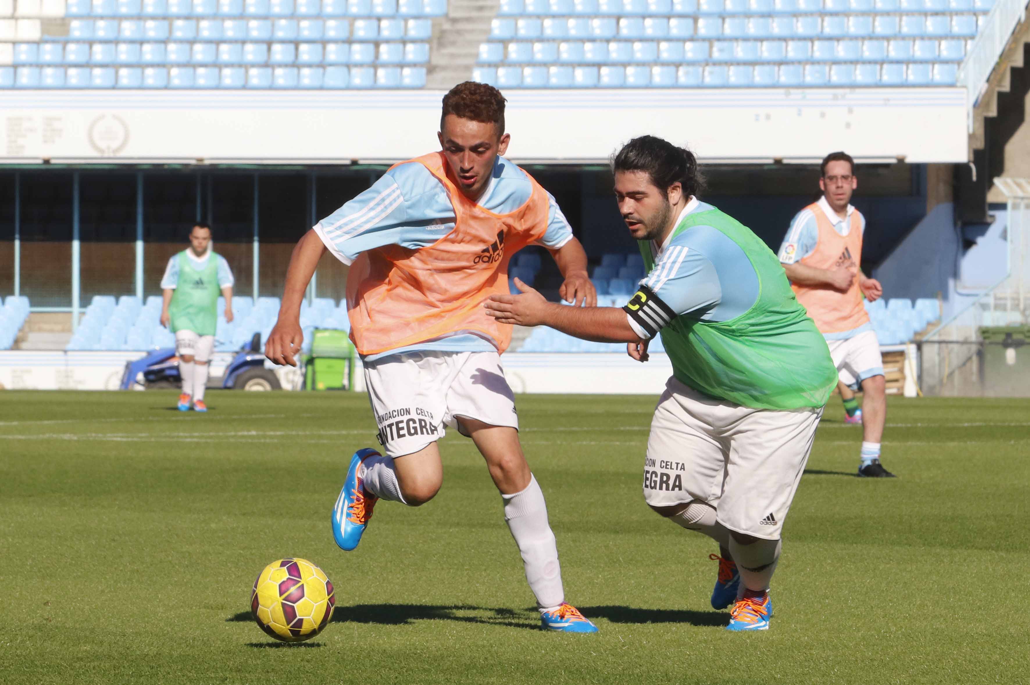 Empleados de BBVA y Down Galicia juegan un partido de fútbol Empleados de BBVA y Down Galicia juegan un partido de fútbol