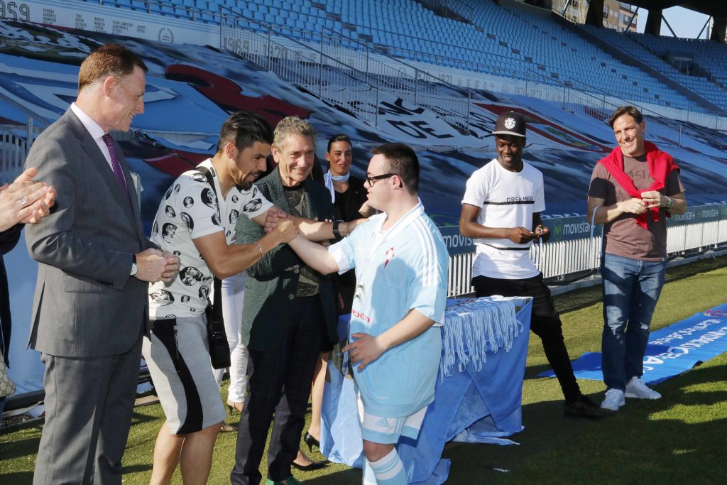 Nolito saluda a un jóven de la Fundación Down Galicia Nolito saluda a un jóven de la Fundación Down Galicia