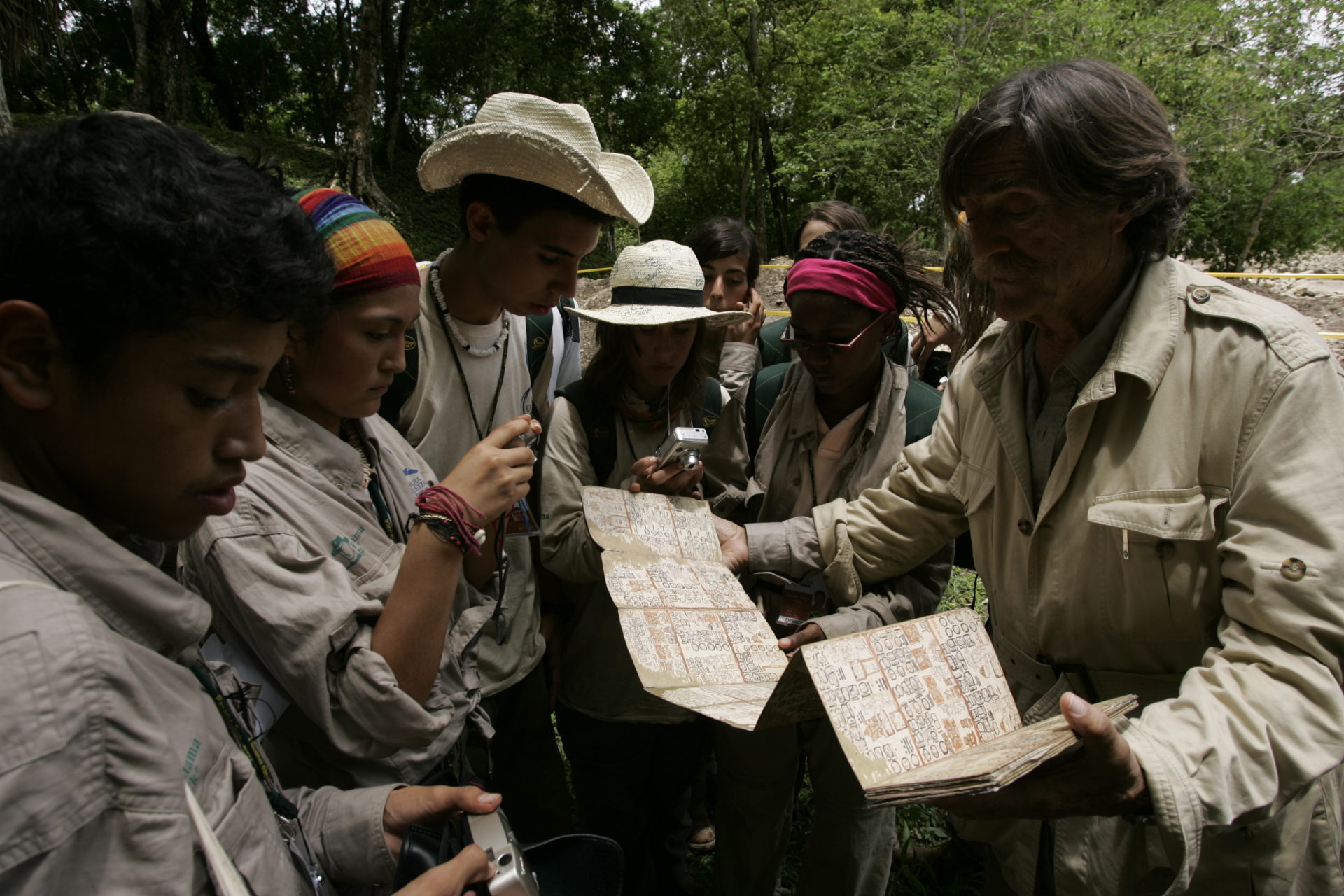 Miguel de la Quadra enseñando codice maya BBVA
