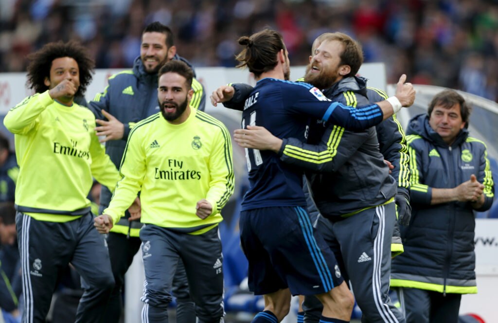 Bale celebra con el banquillo el gol anotado en Anoeta durante un partido de la Liga BBVA