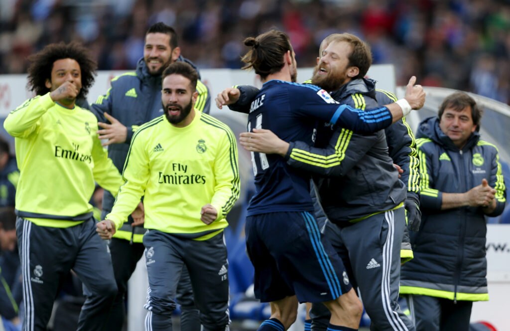 Bale celebra con el banquillo el gol anotado en Anoeta durante un partido de la Liga BBVA Bale celebra con el banquillo el gol anotado en Anoeta durante un partido de la Liga BBVA
