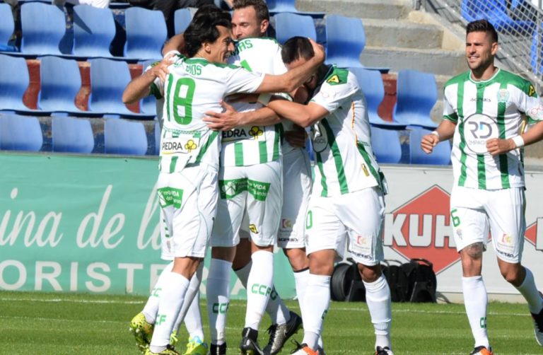 Los jugadores del Córdoba celebran un gol durante un partido de la Liga Adelante