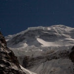 Fotografía del Dhaulagiri de noche iluminado por la luna y las estrellas