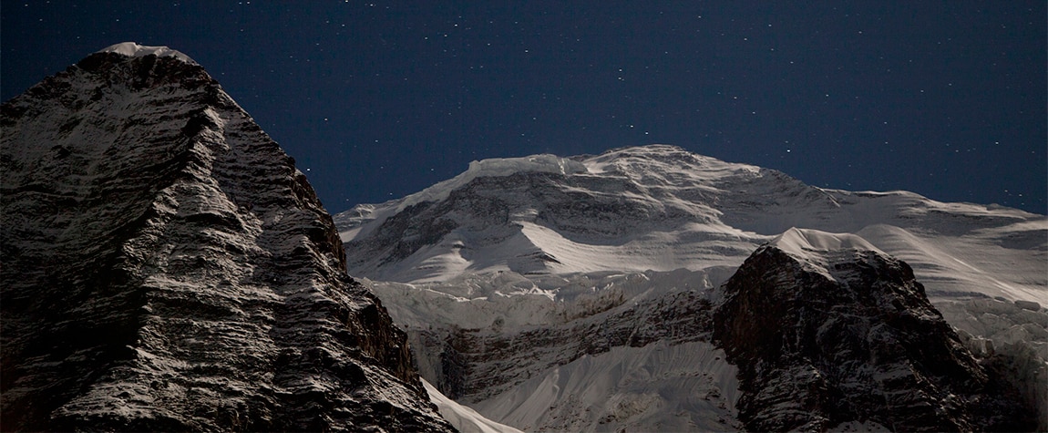 El Dhaulagiri de noche iluminado por la luna y las estrellas / BBVA Fotografía del Dhaulagiri de noche iluminado por la luna y las estrellas