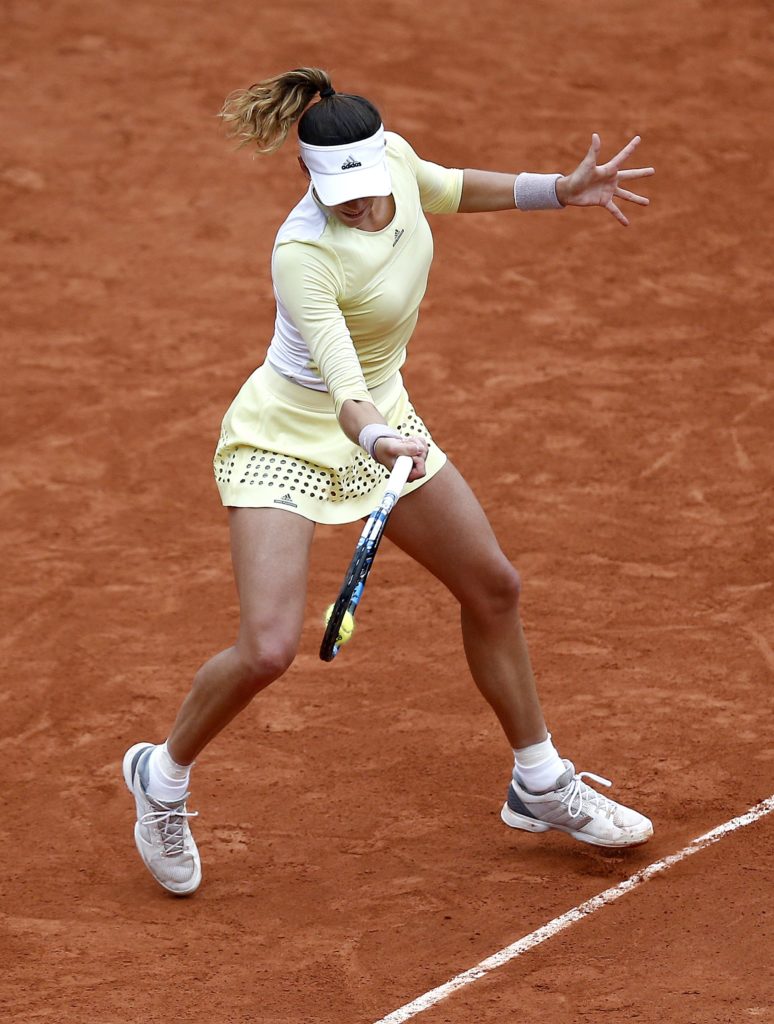 Garbiñe, durante su partido de octavos de final de Roland Garros ante Kuznetsova | Foto: EFE