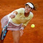 Fotografía de Garbiñe golpea la pelota durante el segundo partido del Madrid Open frente a Irina-Camelia Begu